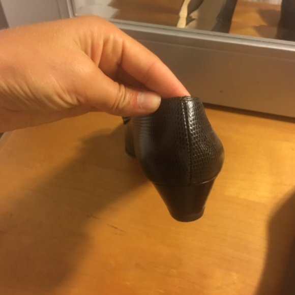 Salvatore Ferregamo Vara Bow Leather Pumps (Size 7.5) - Picture 9 of 11